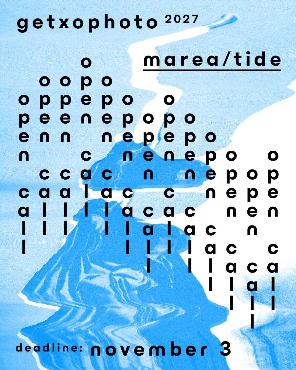 Cartel del open call: sobre un fondo azul de agua, las letras de «open call» repetidas en diagonal, el rótulo «getxophoto 2027», el lema «marea/tide» y la fecha límite del 3 de noviembre