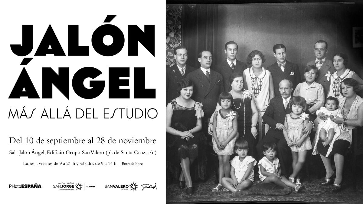 Cartel de la exposición: a la izquierda el título en letras grandes, a la derecha un retrato de estudio en blanco y negro de una familia numerosa de los años veinte.