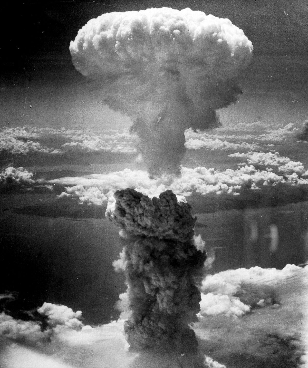 La columna de humo en forma de hongo sobre Nagasaki, fotografiada desde un avión.